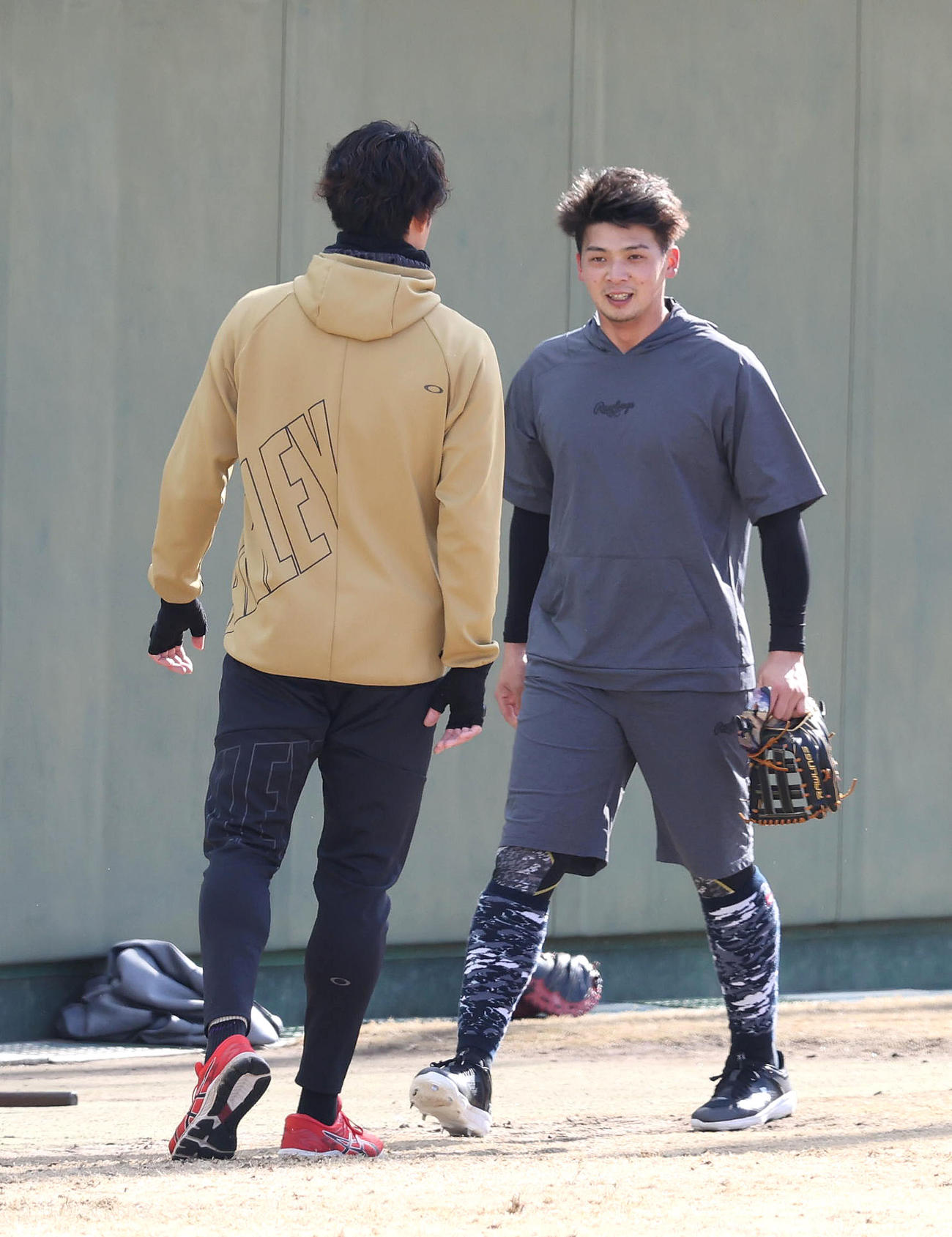 藤浪（左）にあいさつする井上（撮影・白石智彦）