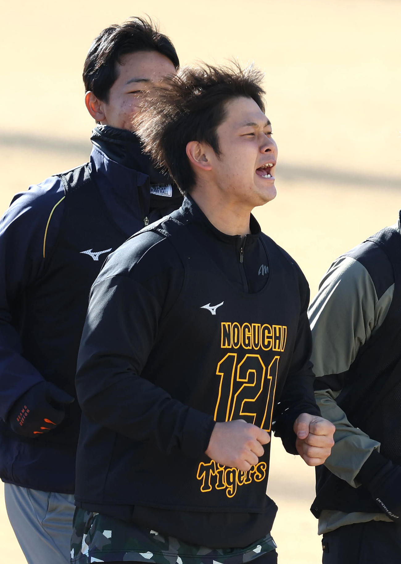 新人合同練習で声を張り上げてランニングする野口（撮影・白石智彦）