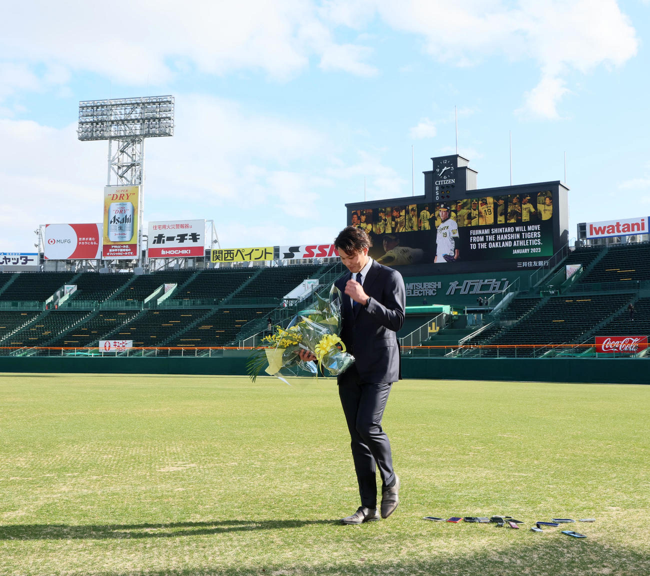 甲子園球場でポスティング移籍会見を終え花束を手に引き揚げる藤浪（撮影・加藤哉）