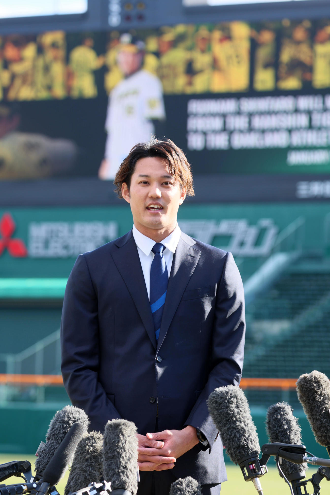 アスレチックスへのポスティング移籍を決め甲子園のグラウンドで会見する藤浪（撮影・加藤哉）