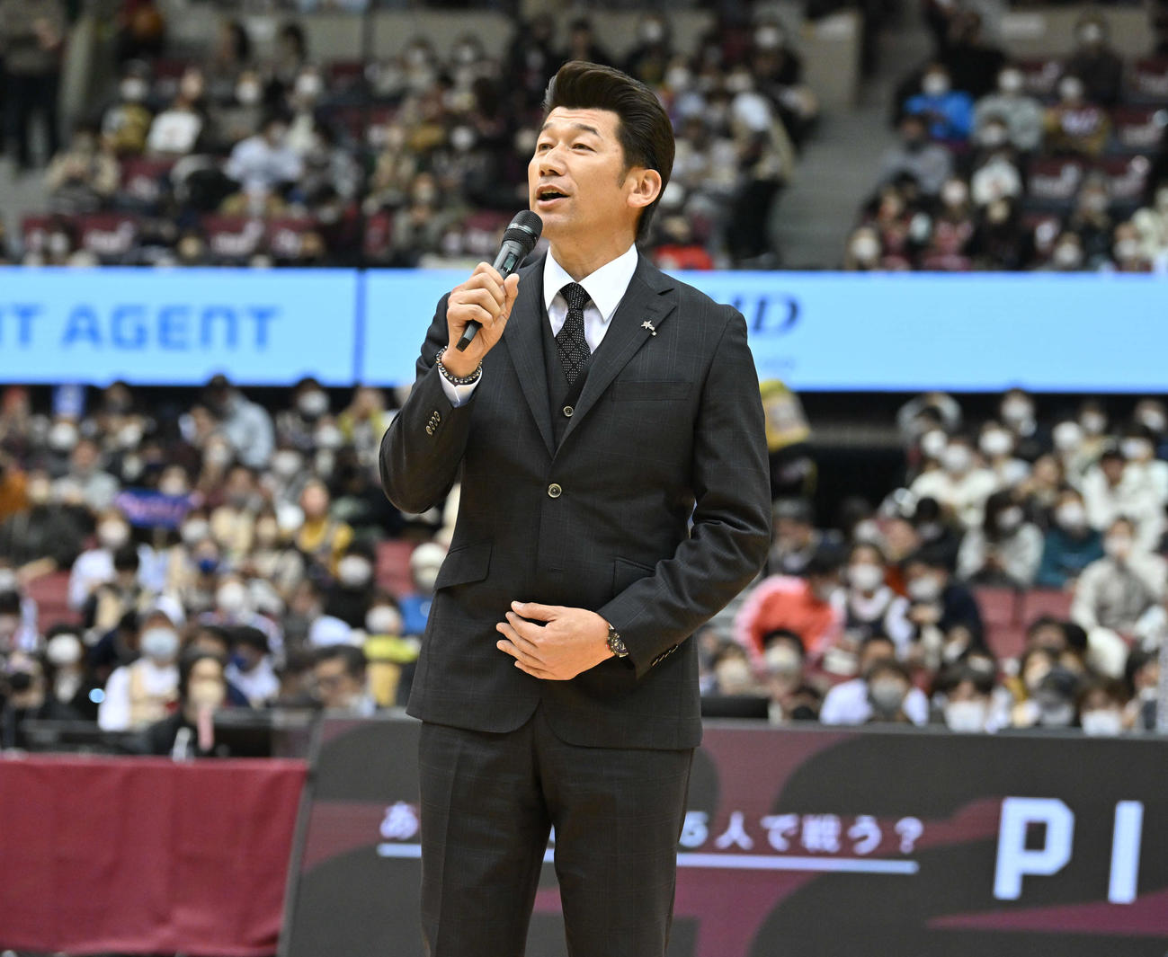 バスケットボール男子Bリーグの川崎－琉球戦を観戦に訪れたDeNA三浦監督（川崎ブレイブサンダース提供）