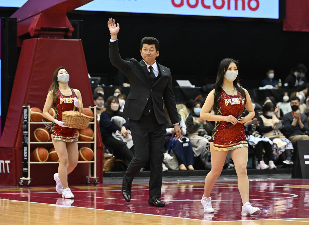 バスケットボール男子Bリーグの川崎－琉球戦を観戦に訪れたDeNA三浦監督（川崎ブレイブサンダース提供）