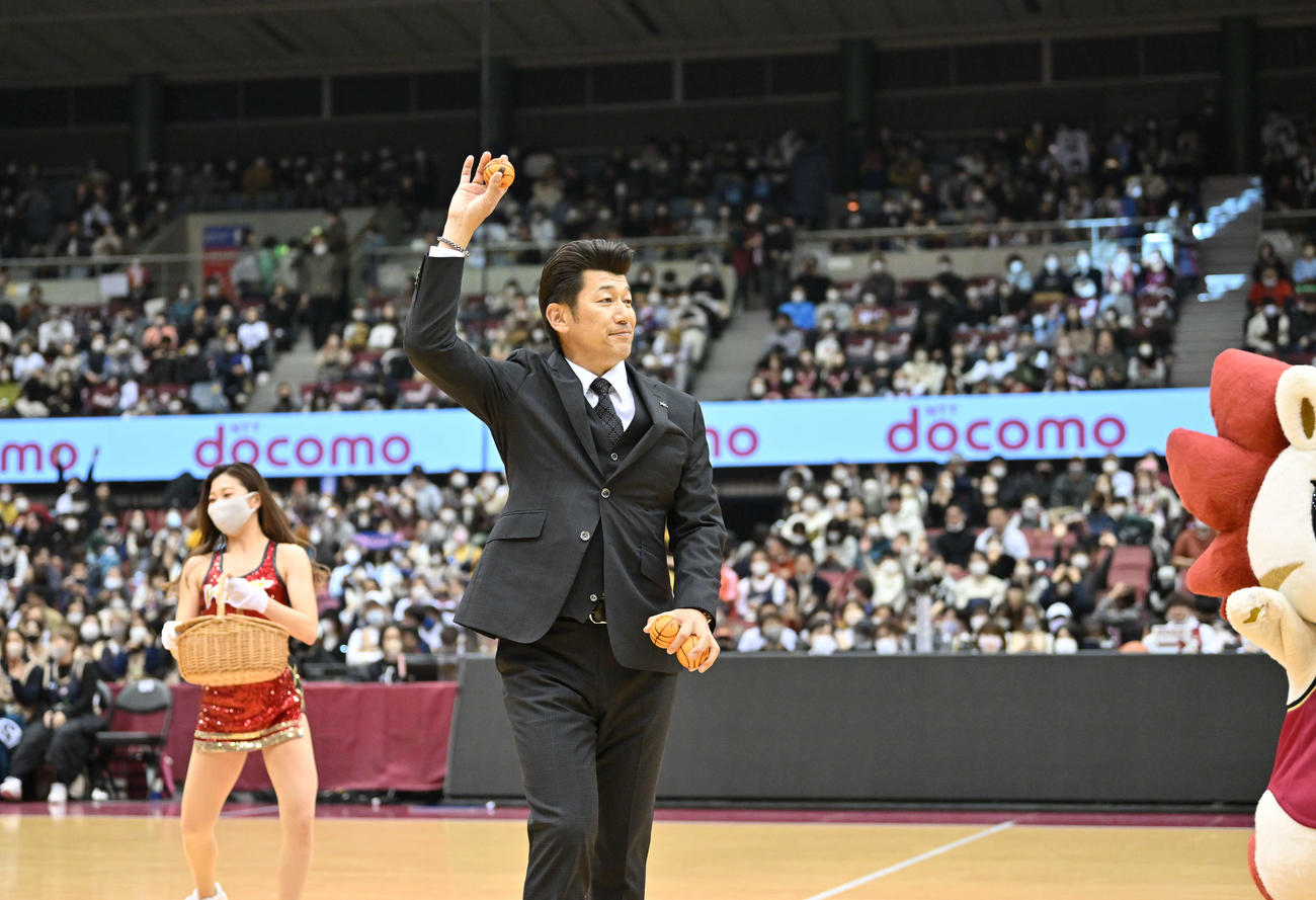 バスケットボール男子Bリーグの川崎－琉球戦を観戦に訪れたDeNA三浦監督（川崎ブレイブサンダース提供）