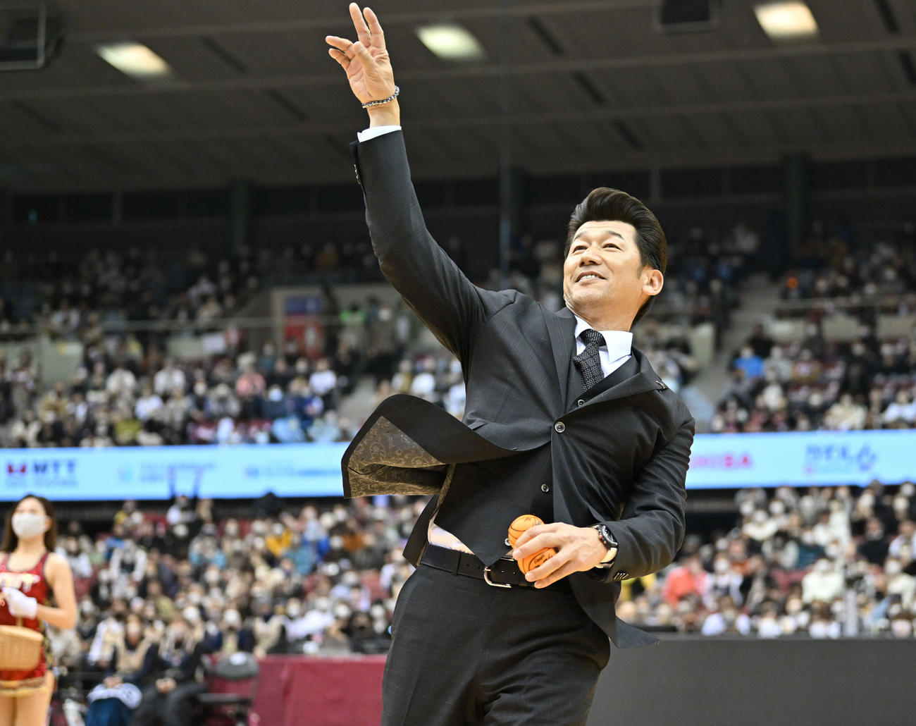 バスケットボール男子Bリーグの川崎－琉球戦を観戦に訪れたDeNA三浦監督（川崎ブレイブサンダース提供）