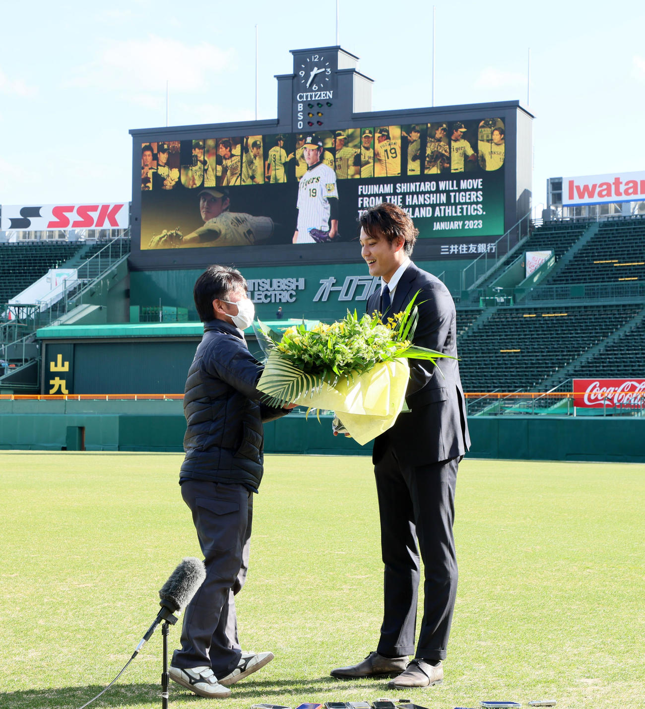 アスレチックスへのポスティング移籍を決めた藤浪は阪神園芸の金沢さん（左）から花束を受ける（撮影・加藤哉）