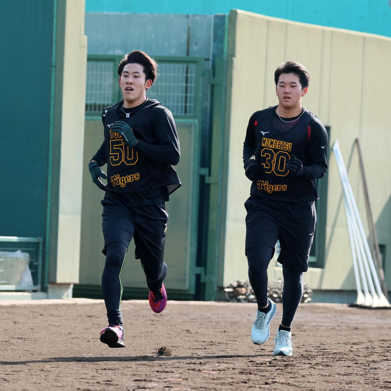 3000メートル走を行い1位でゴールする富田。右は周回遅れになる門別（撮影・加藤哉）