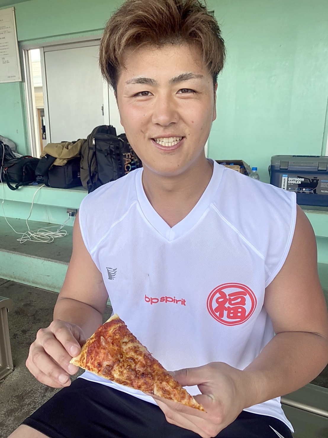 沖縄県内での自主トレでピザを食べるロッテ山口（球団提供）