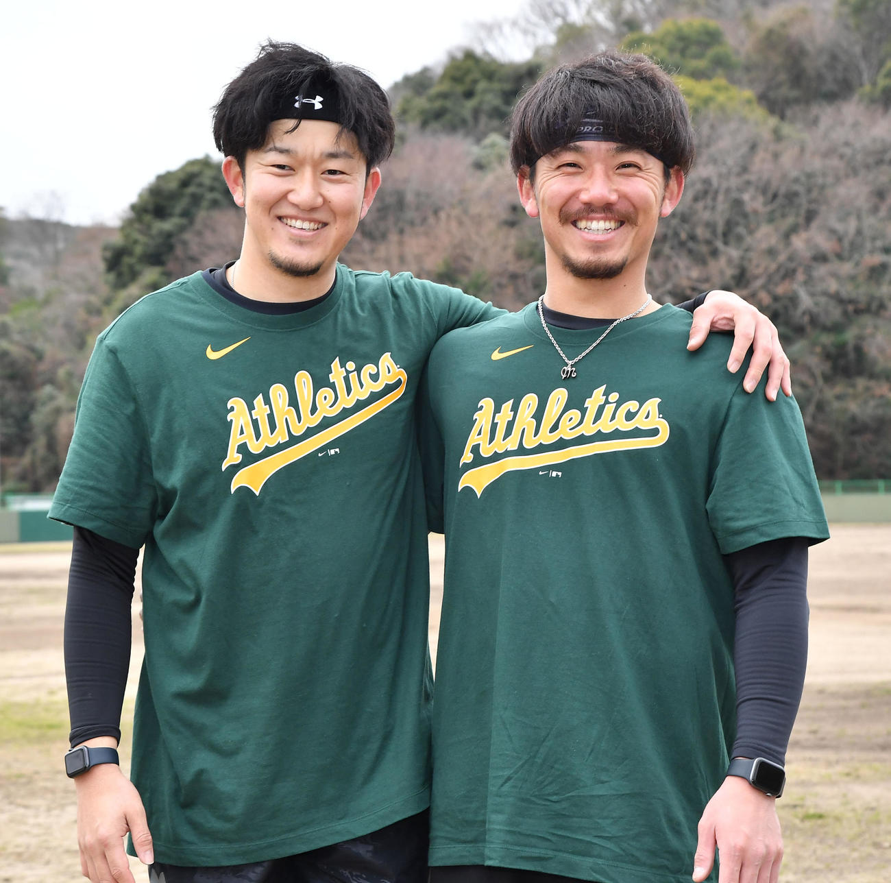 アスレチックスのTシャツを着てポーズを決める岩貞（左）と伊藤将（撮影・岩下翔太）