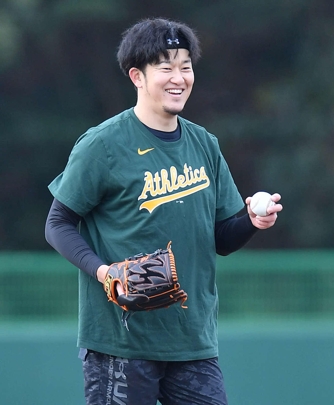 アスレチックスのTシャツを着てキャッチボールを行う岩貞（撮影・岩下翔太）