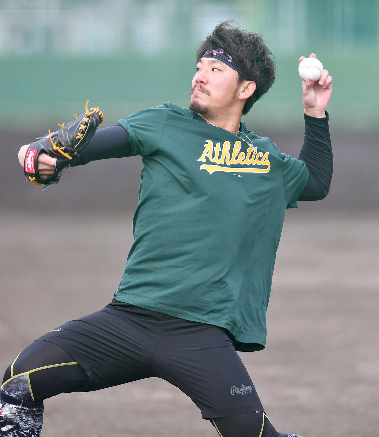 アスレチックスのTシャツを着てキャッチボールを行う伊藤将（撮影・岩下翔太）