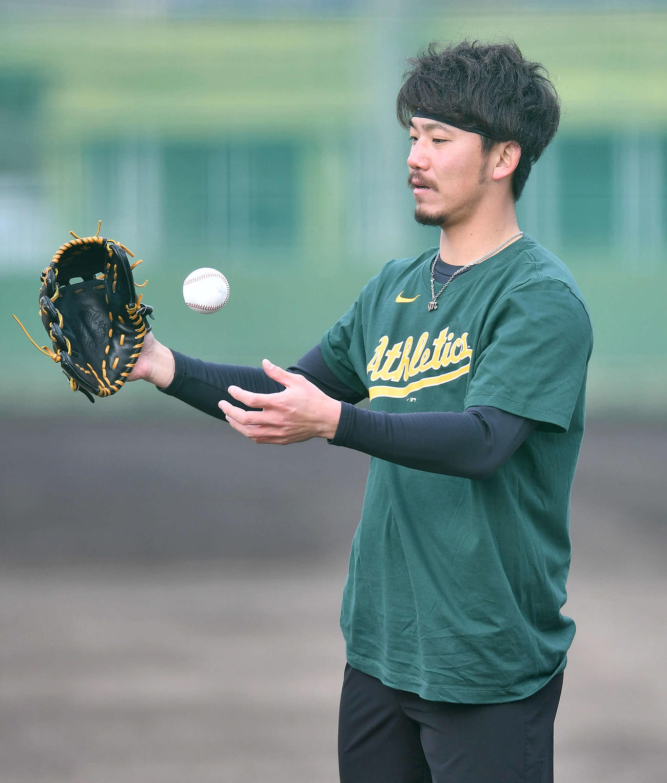 アスレチックスのTシャツを着てキャッチボールを行う伊藤将（撮影・岩下翔太）