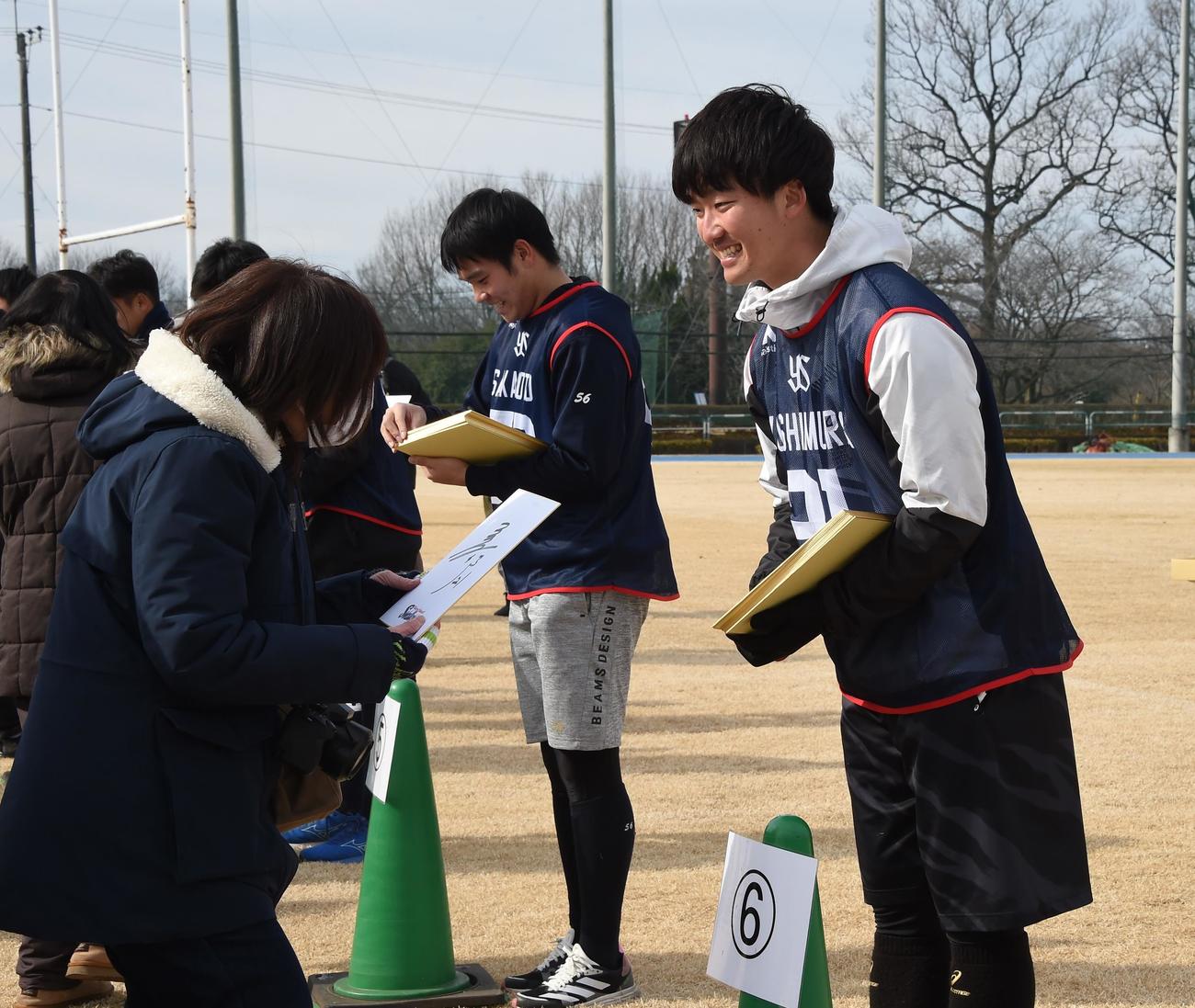 新人合同自主トレ終了後にサイン会を行ったヤクルトドラフト1位吉村（右）ら新人選手たち（撮影・鈴木正章）
