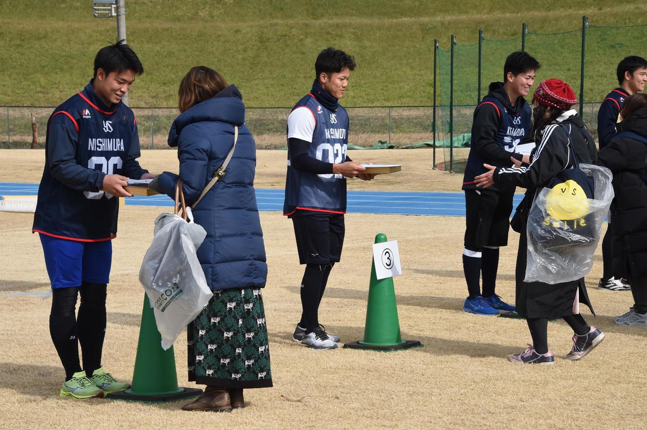 新人合同自主トレ終了後にサイン会を行ったヤクルトドラフト2位西村（左）ら新人選手たち（撮影・鈴木正章）