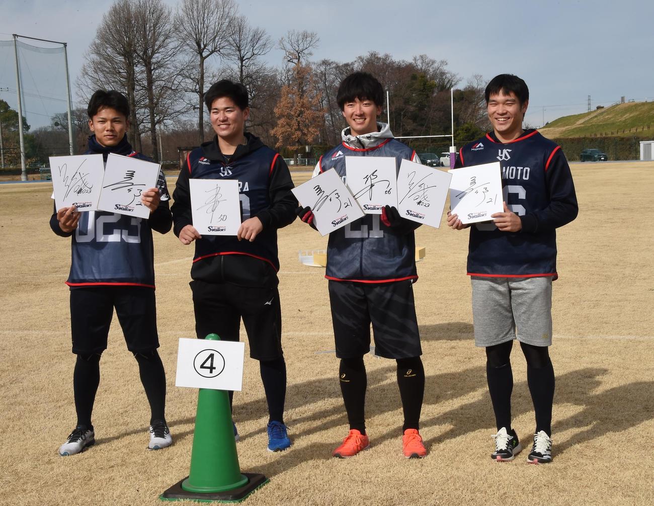新人合同自主トレ終了後にサイン会を行ったヤクルトの新人選手たち。左から育成1位橋本、5位北村、1位吉村、2位坂本（撮影・鈴木正章）