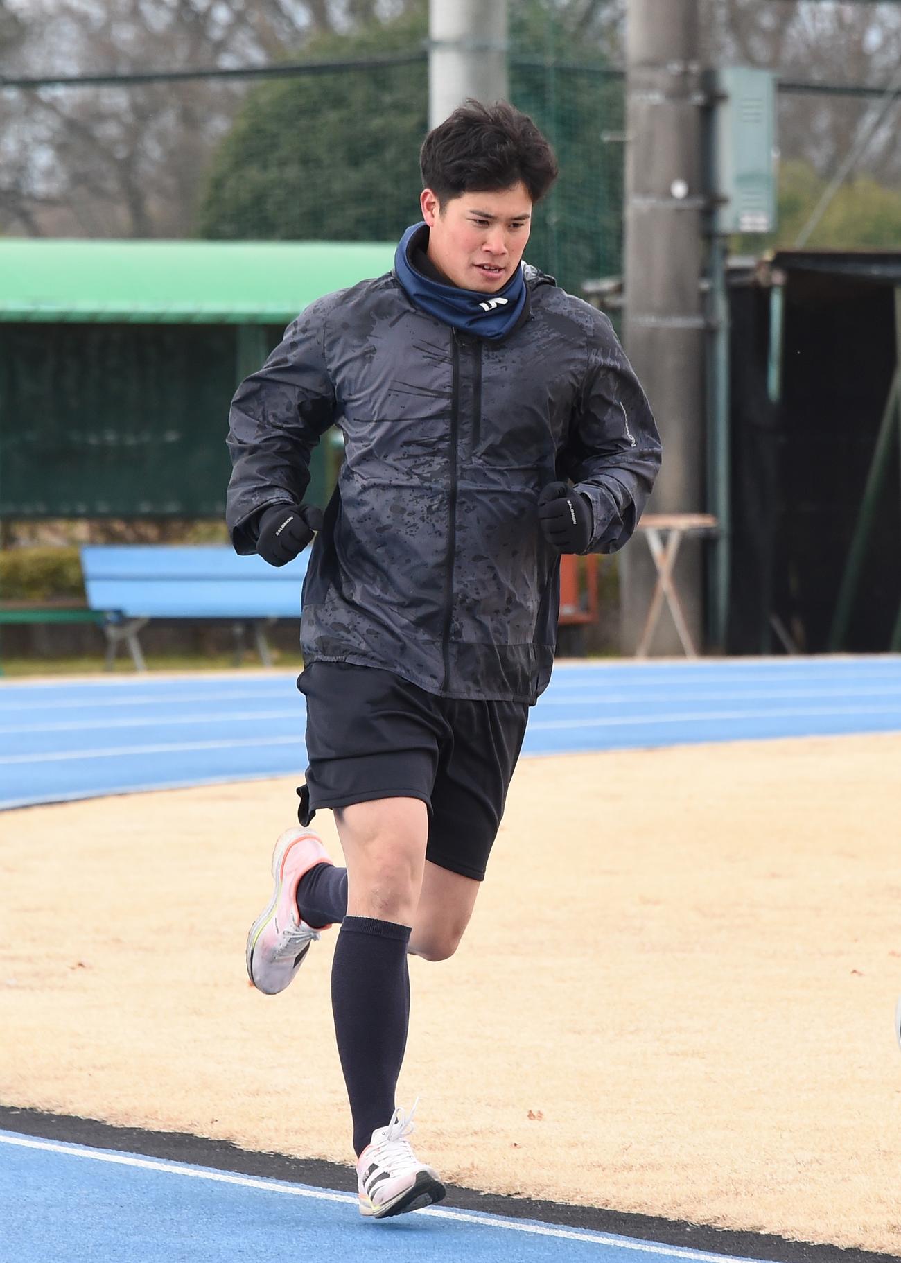 走り込むヤクルト奥村（撮影・鈴木正章）