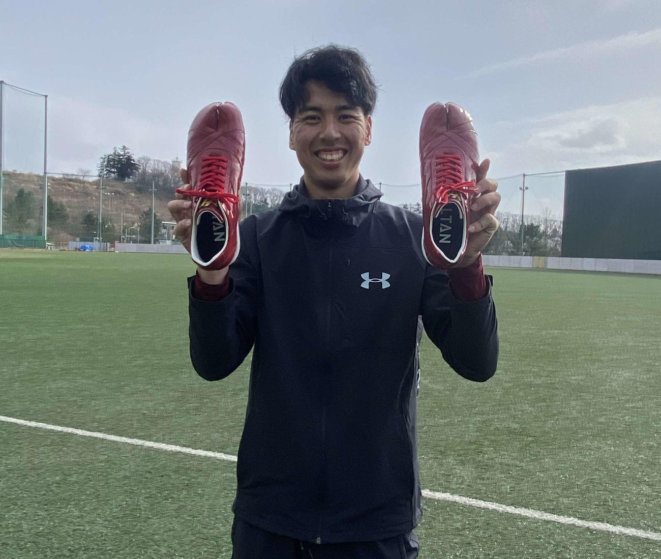 今季から着用する「足袋スパイク」を手に笑顔の楽天宮森（撮影・湯本勝大）