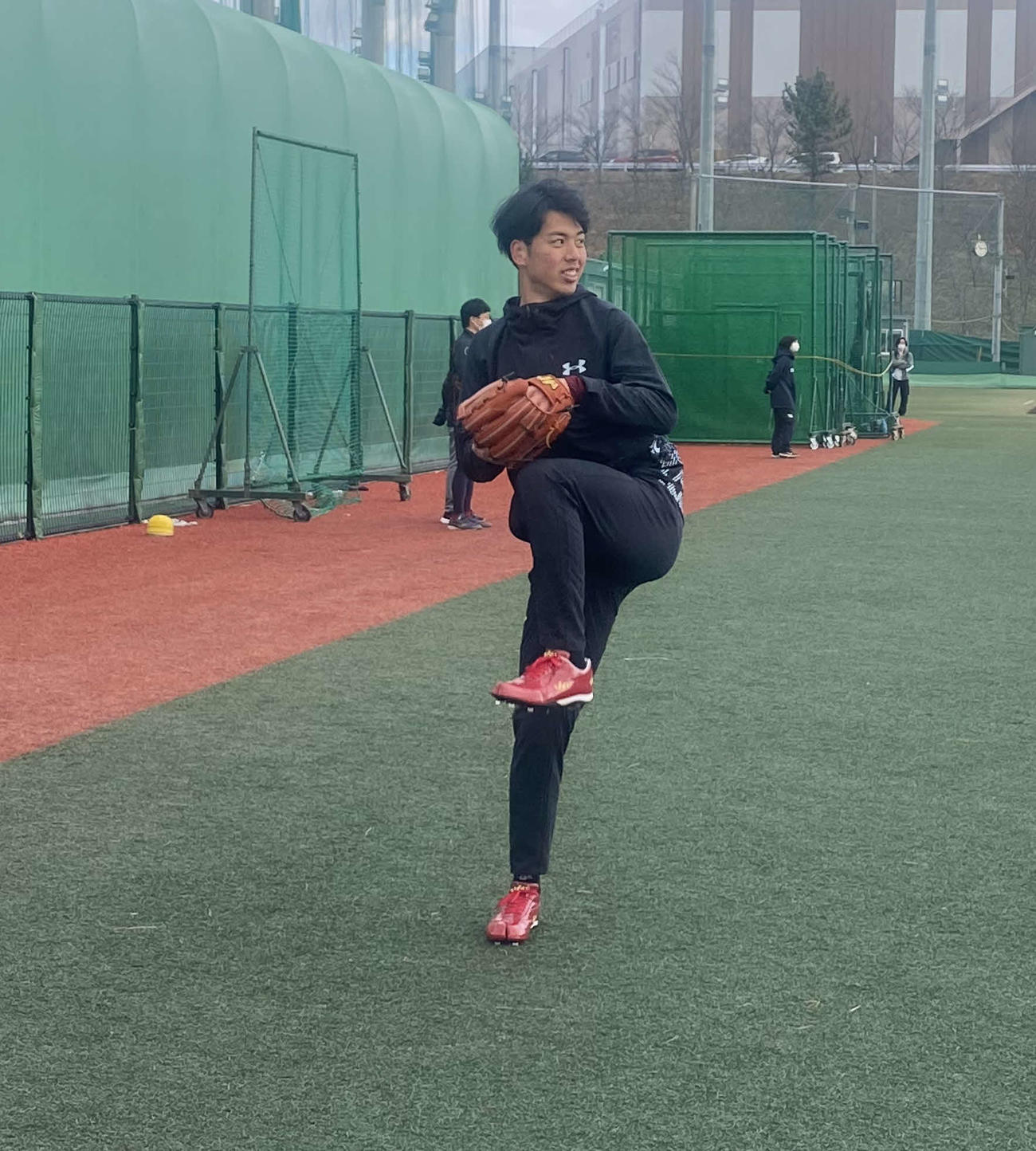 自主トレを公開し、キャッチボールをする楽天宮森