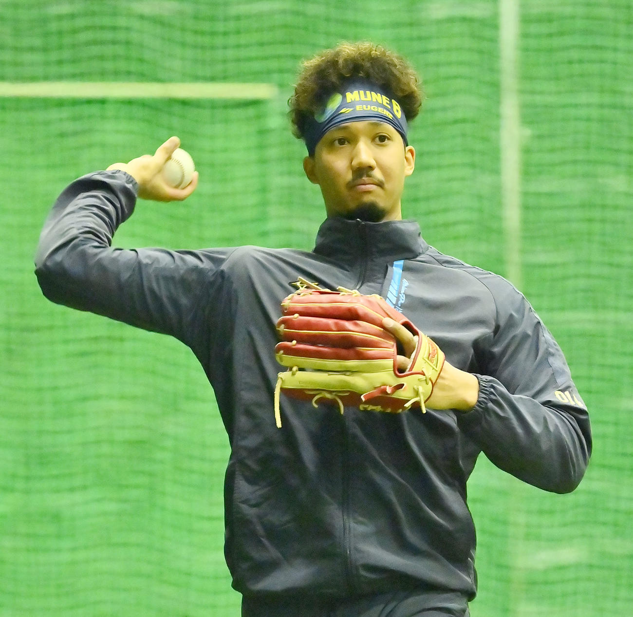 室内で守備練習をするオリックス宗（撮影・和賀正仁）