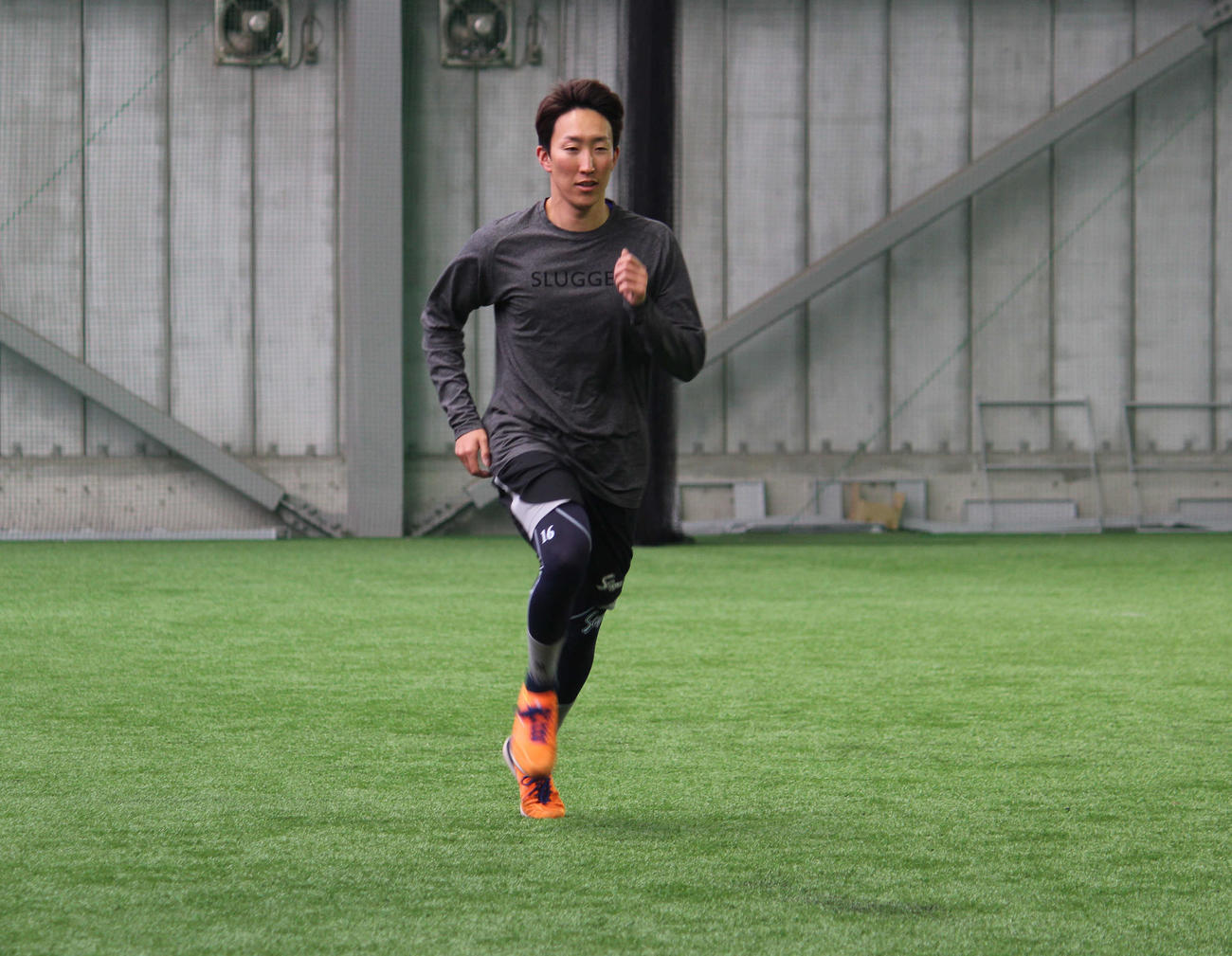 自主トレを公開し、ダッシュするDeNA大貫（撮影・久保賢吾）