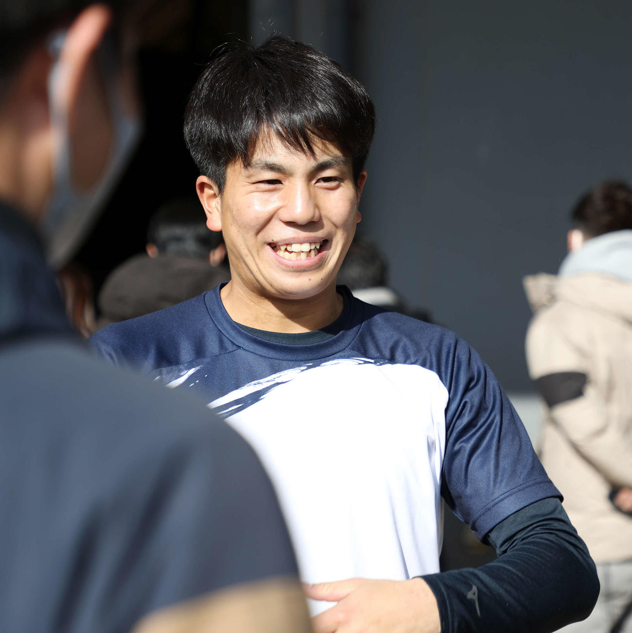 巨人新人合同自主トレ後、笑顔で取材に応じるドラフト4位門脇（撮影・宮地輝）