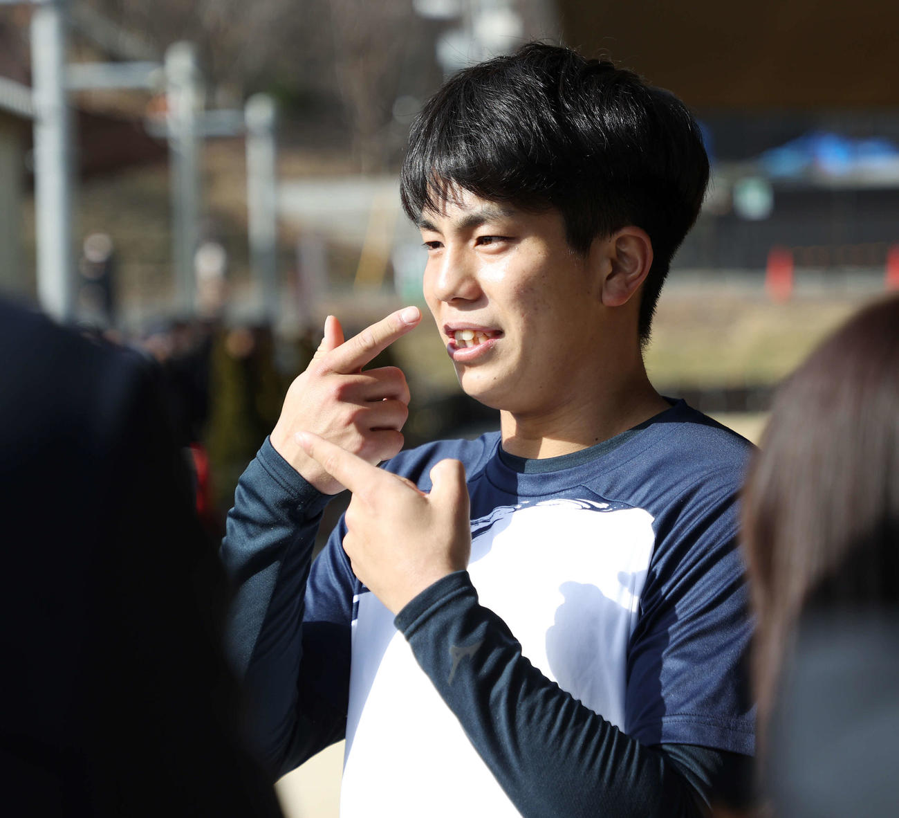 巨人新人合同自主トレ後、取材に応じるドラフト4位門脇（撮影・宮地輝）