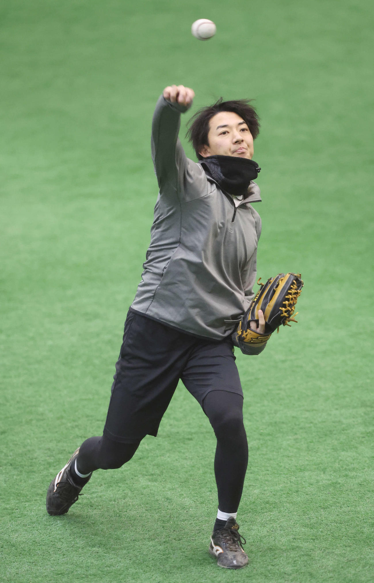 自主トレでキャッチボールする巨人鈴木（撮影・宮地輝）