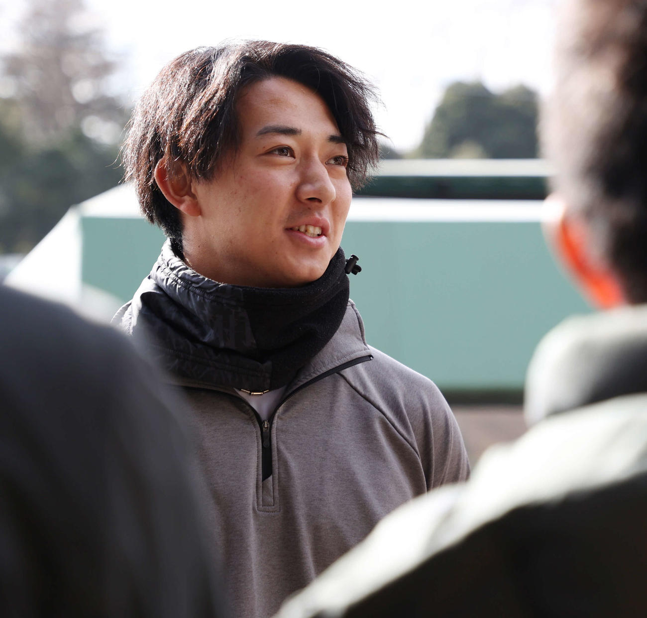 自主トレ後、取材に応じる巨人鈴木（撮影・宮地輝）