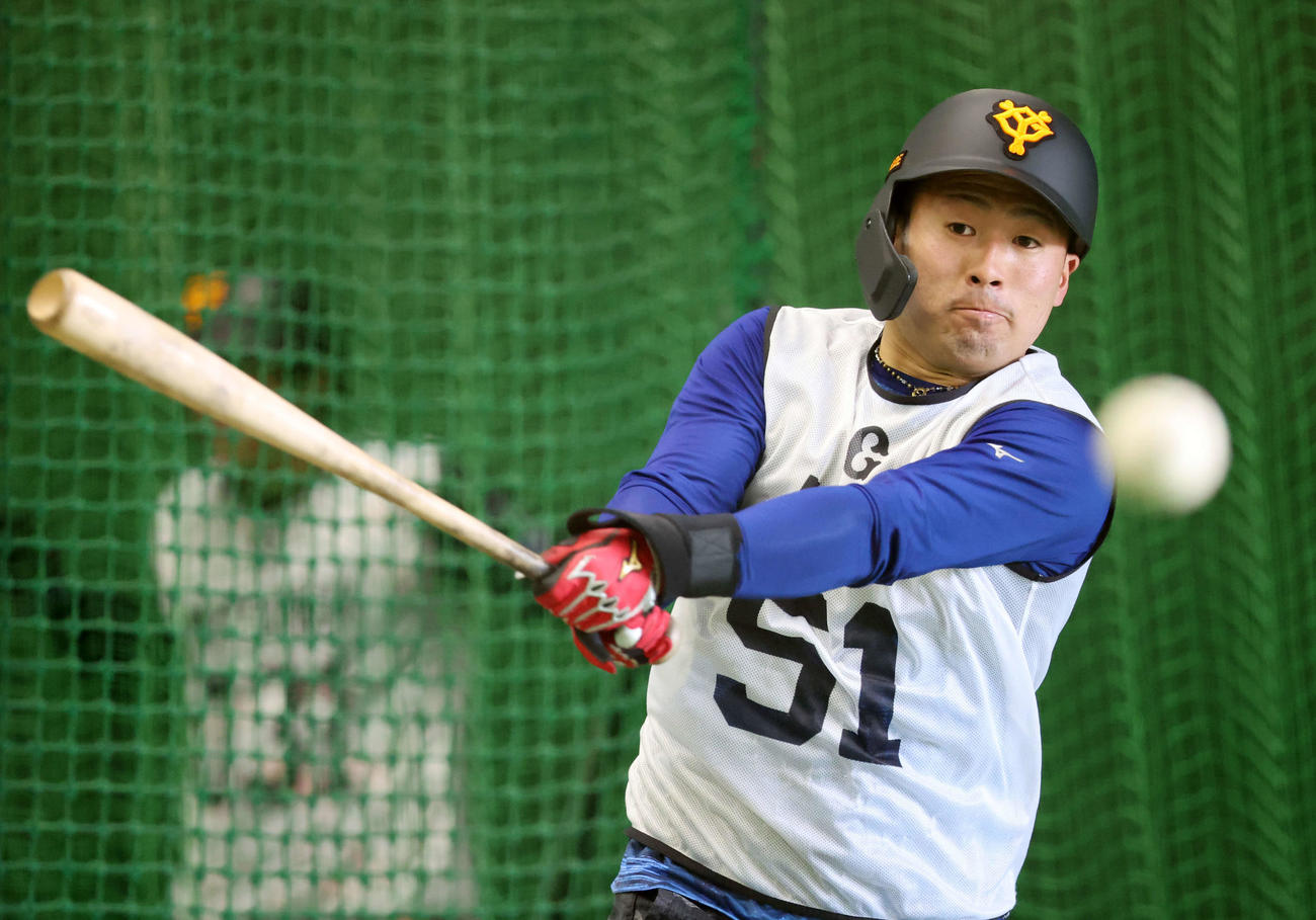巨人新人合同自主トレで打撃練習するドラフト1位浅野（撮影・宮地輝）