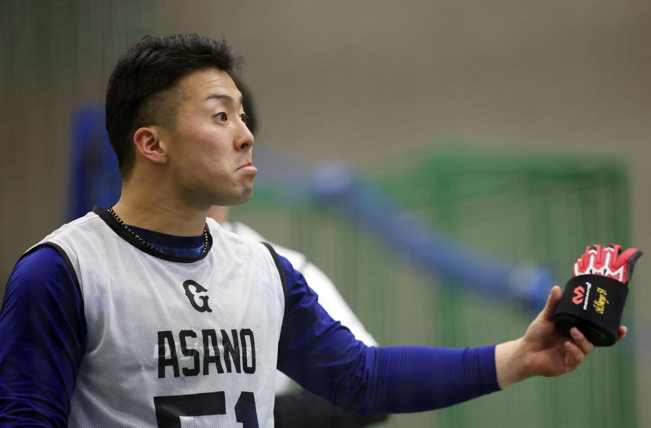 巨人新人合同自主トレでおどけた表情の浅野（撮影・宮地輝）