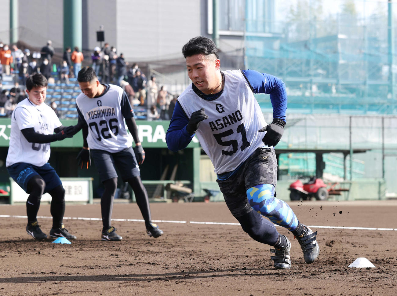 巨人新人合同自主トレで走るドラフト1位浅野（撮影・宮地輝）
