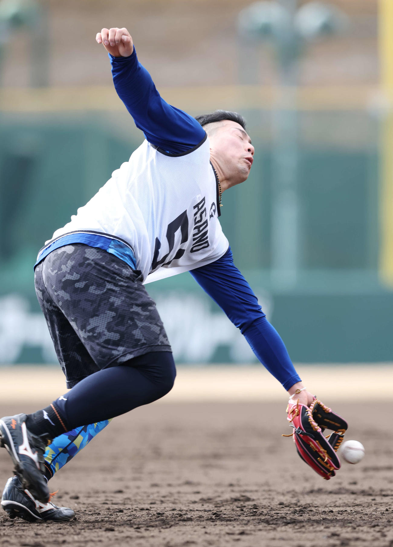 巨人新人合同自主トレで顔を背けながら内野ノックを受けるドラフト1位浅野（撮影・宮地輝）