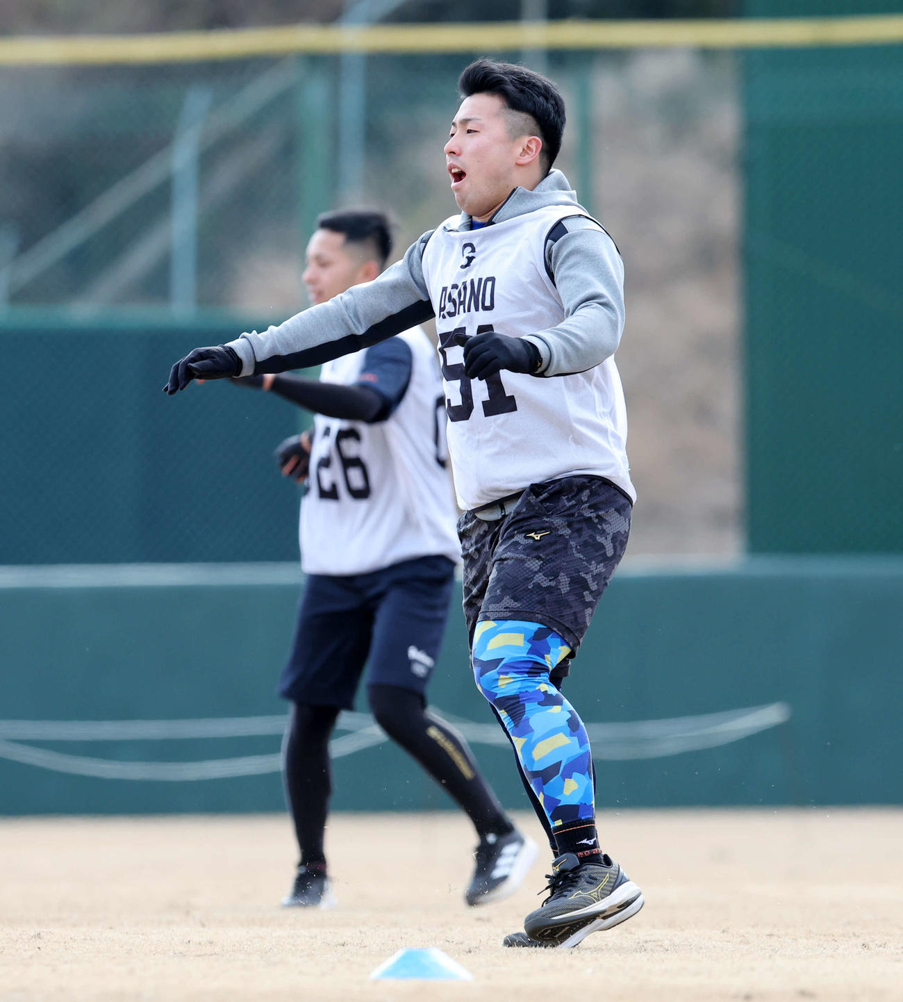 巨人新人合同自主トレで声を出すドラフト1位浅野（撮影・宮地輝）