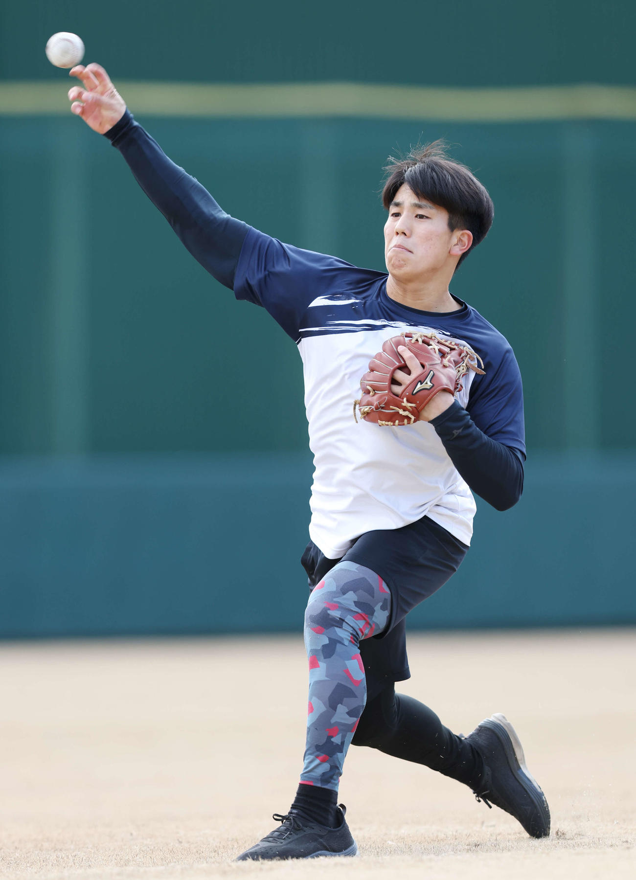 巨人新人合同自主トレでキャッチボールするドラフト4位門脇（撮影・宮地輝）