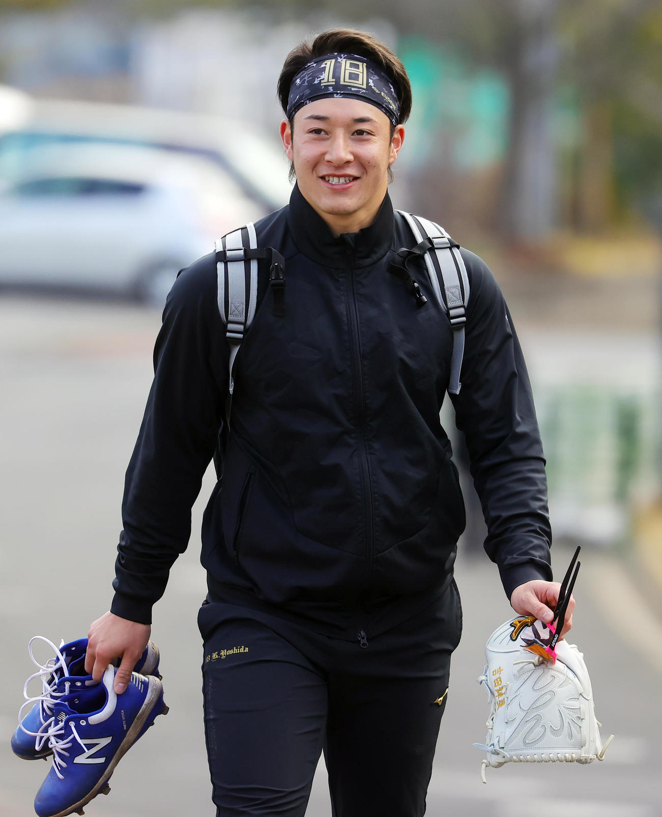 笑顔で室内練習場に向かう日本ハム吉田（撮影・野上伸悟）