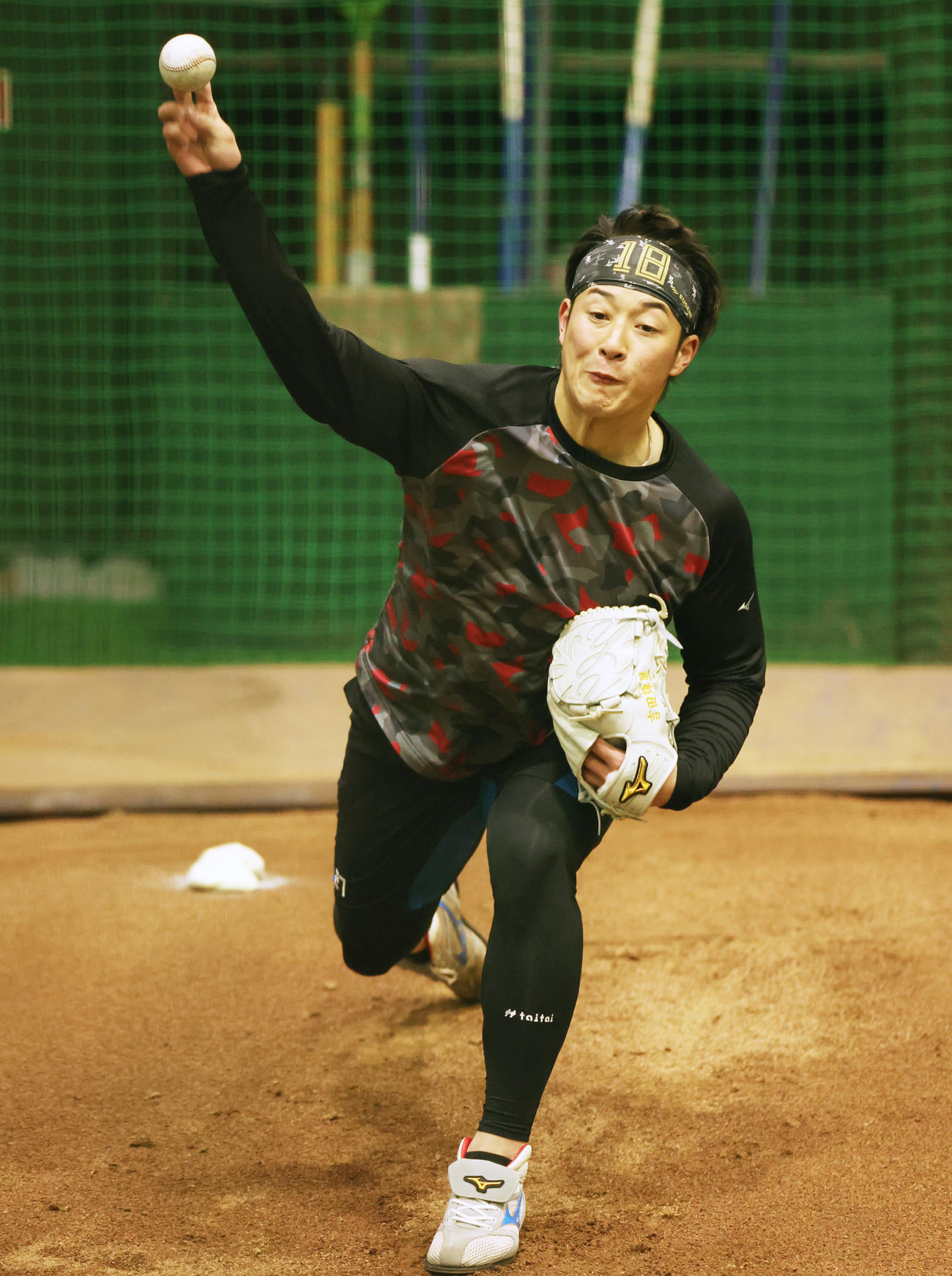 ブルペンで投球する日本ハム吉田輝星（撮影・野上伸悟）