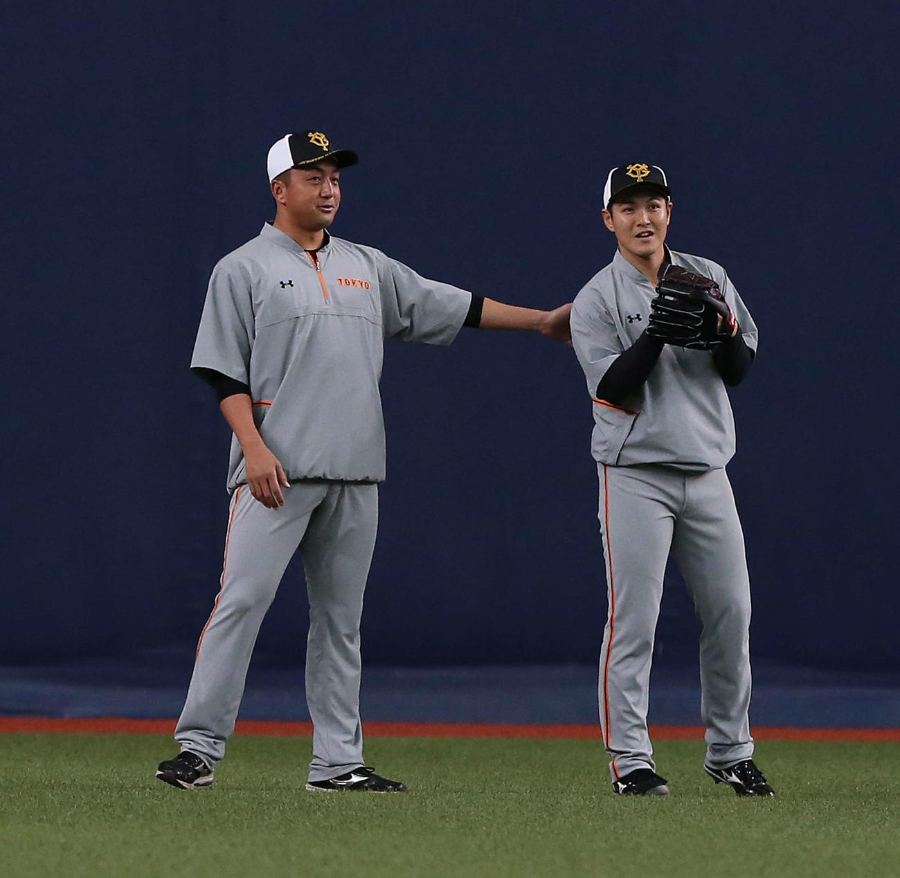 巨人鍵谷陽平（右）と沢村拓一（2020年3月7日撮影）