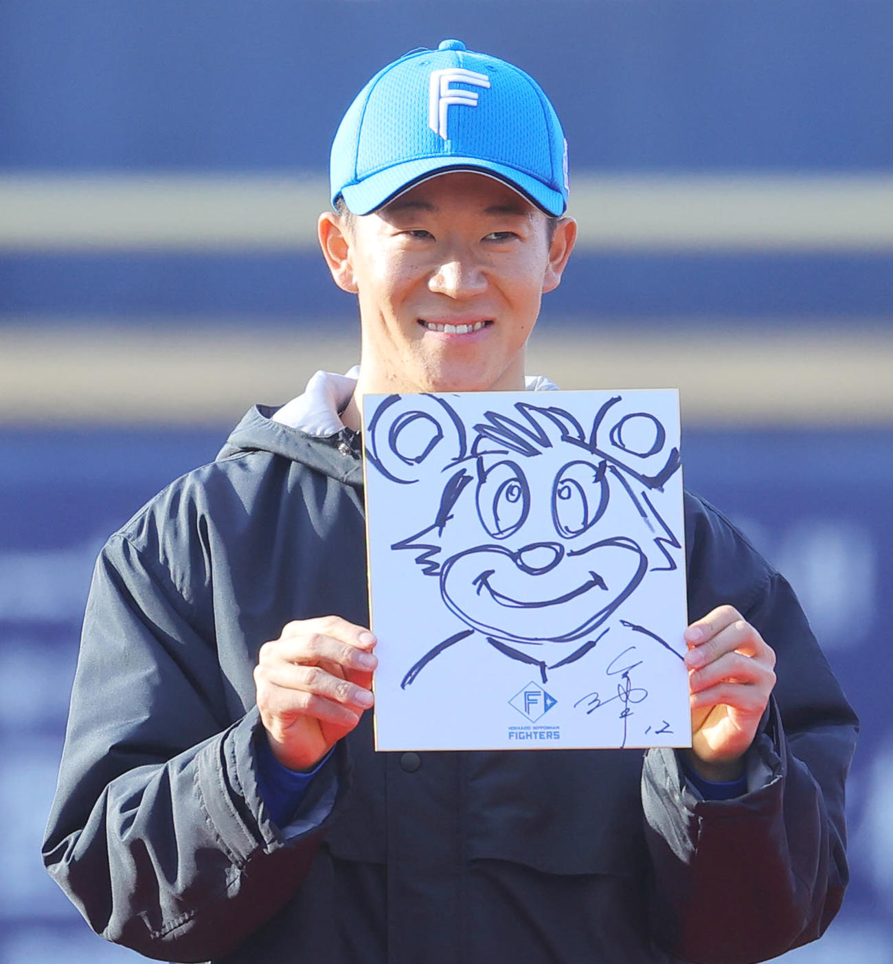 新人お披露目会での似顔絵コンテストで、マスコットのコビーの絵を披露する日本ハム矢沢（撮影・野上伸悟）