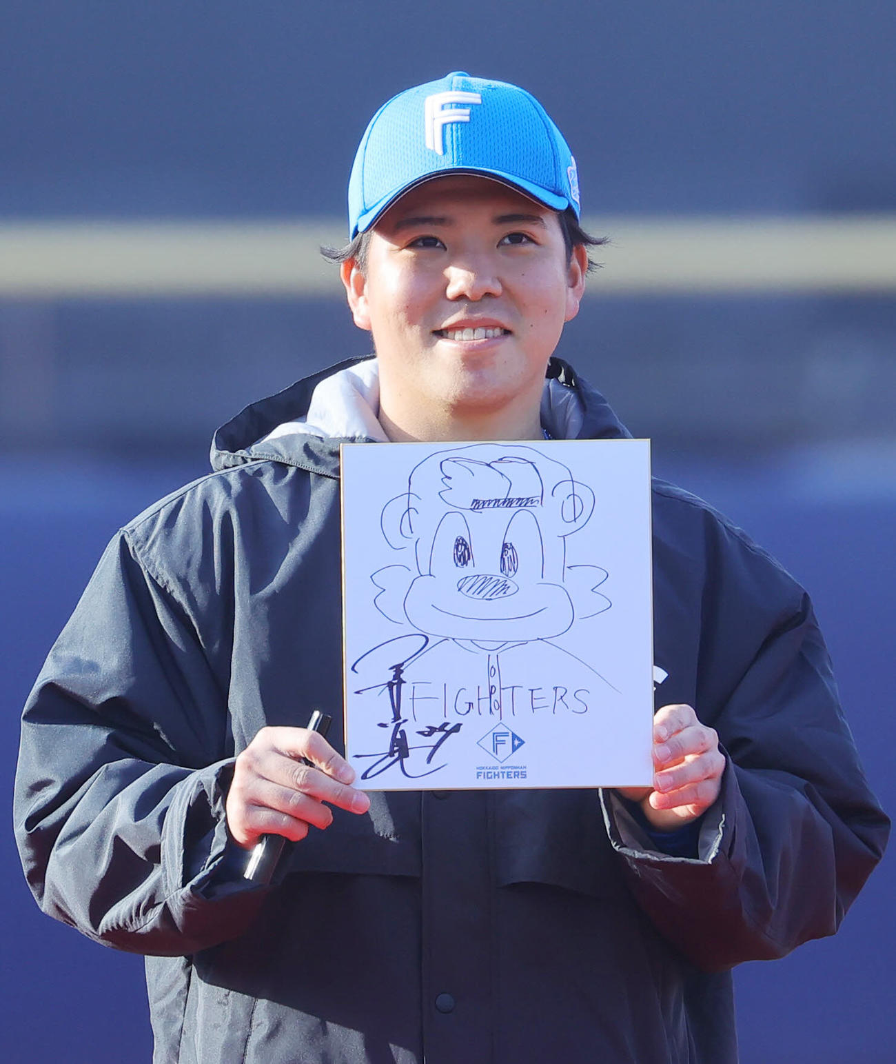新人お披露目会での似顔絵コンテストでマスコットのコビーの絵を披露する日本ハム金村（撮影・野上伸悟）