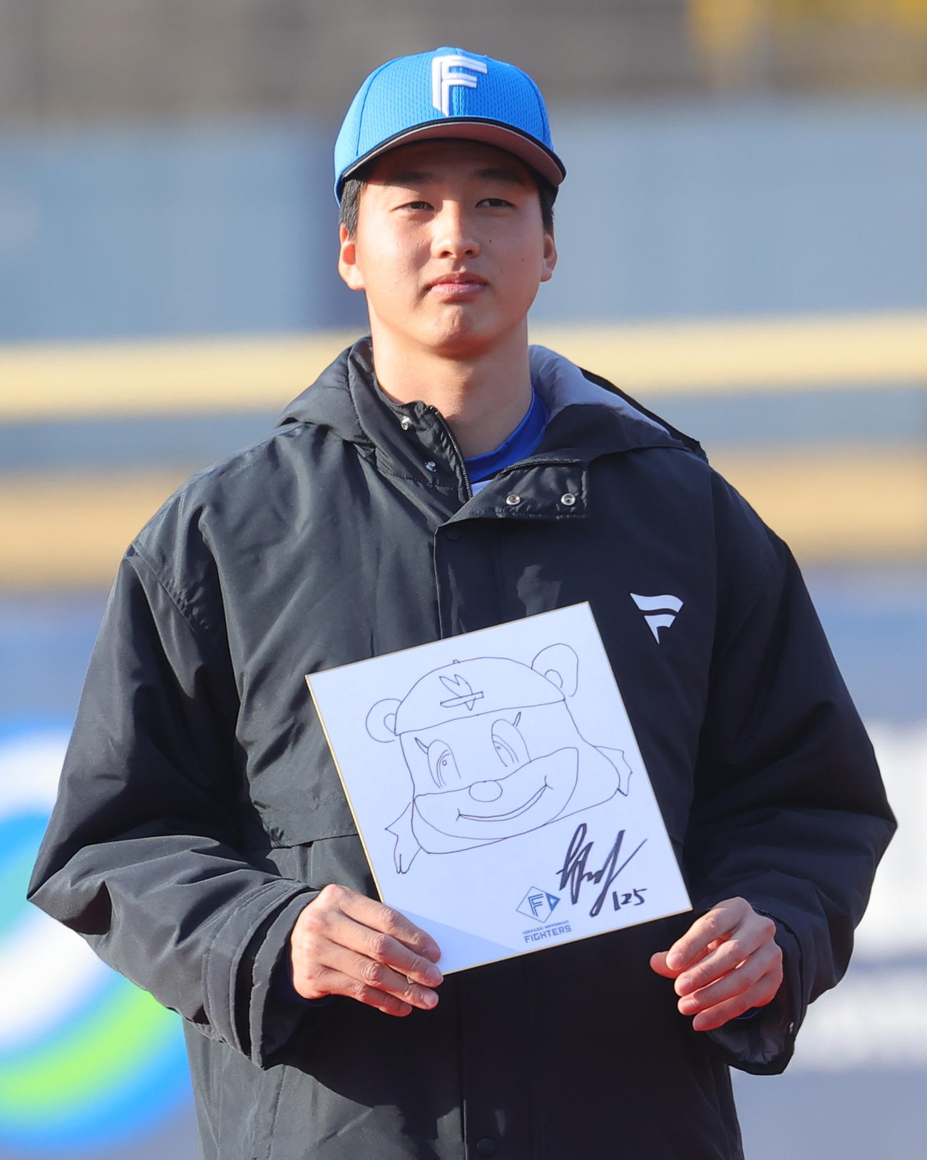 新人お披露目会での似顔絵コンテストで、マスコットのコビーの絵を披露する日本ハム藤田（撮影・野上伸悟）