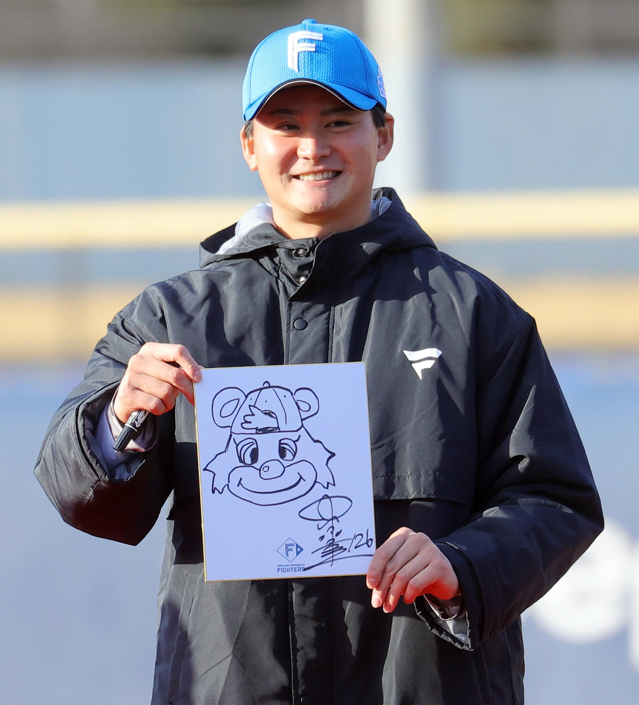 新人お披露目会での似顔絵コンテストで、マスコットのコビーの絵を披露する日本ハム中山（撮影・野上伸悟）