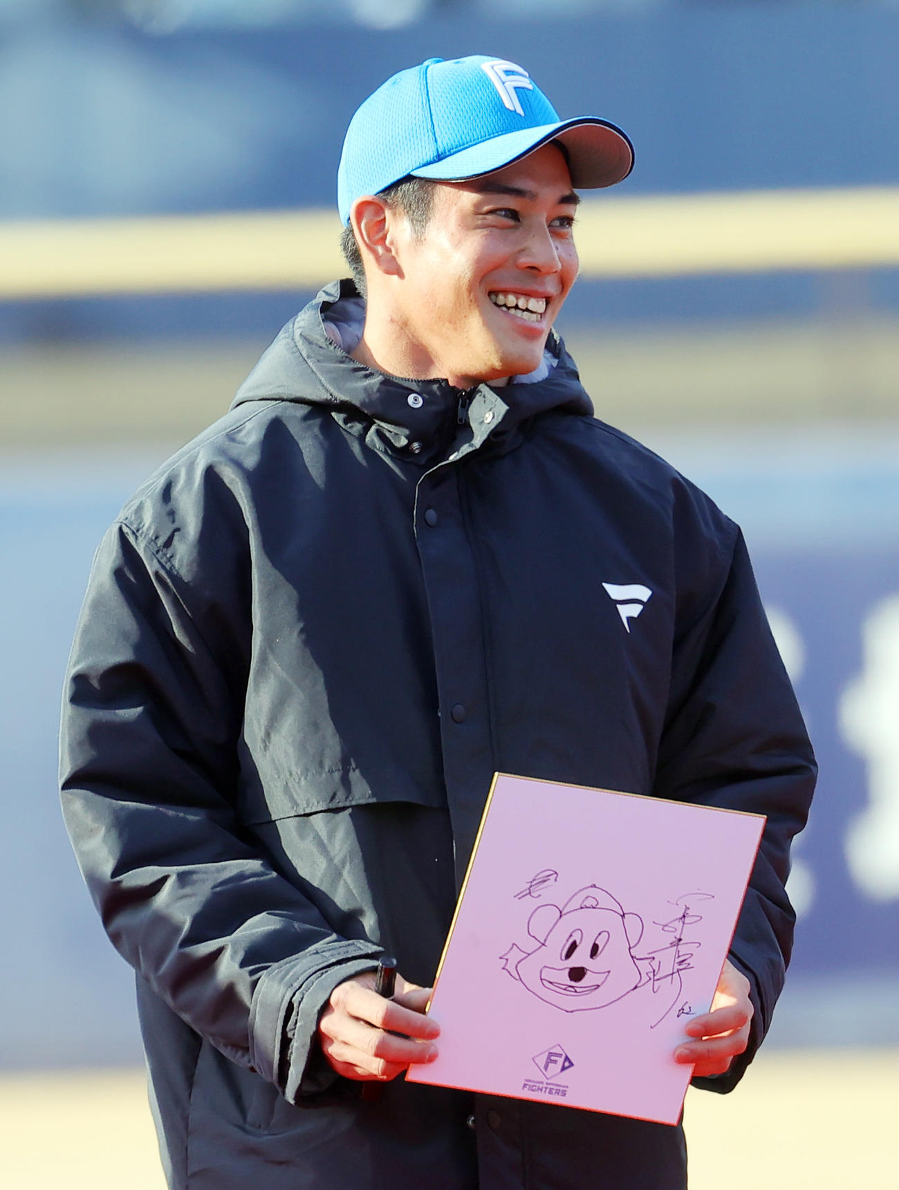 新人お披露目会での似顔絵コンテストで、マスコットのコビーの絵を披露する日本ハム宮内（撮影・野上伸悟）
