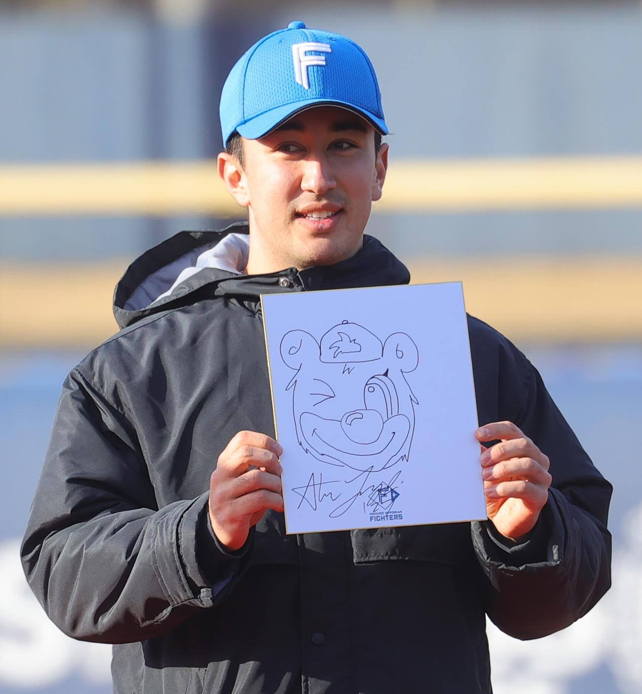 新人お披露目会での似顔絵コンテストで、マスコットのコビーの絵を披露する日本ハム山口（撮影・野上伸悟）