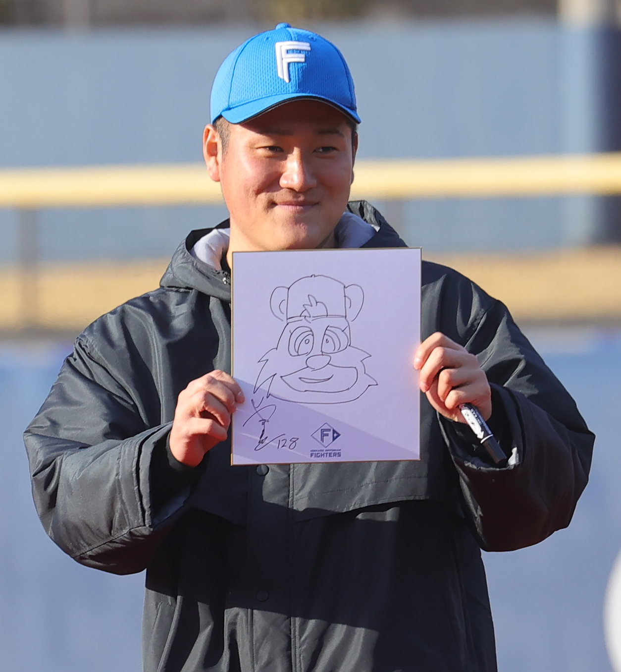 新人お披露目会での似顔絵コンテストで、マスコットのコビーの絵を披露する日本ハム山本晃大