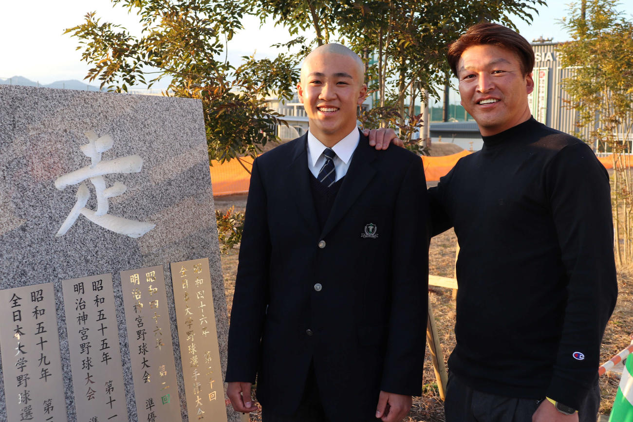 入寮した亜大・小池祐吏と、父の小池正晃DeNA1軍外野守備走塁コーチ（撮影・保坂淑子）