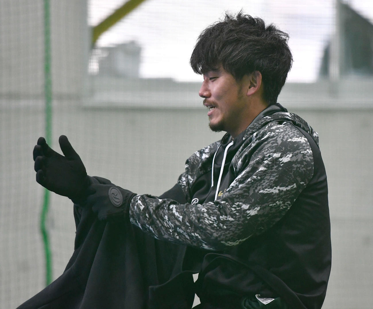 体幹トレーニングの合間に上着を脱ぐ伊藤将（撮影・岩下翔太）