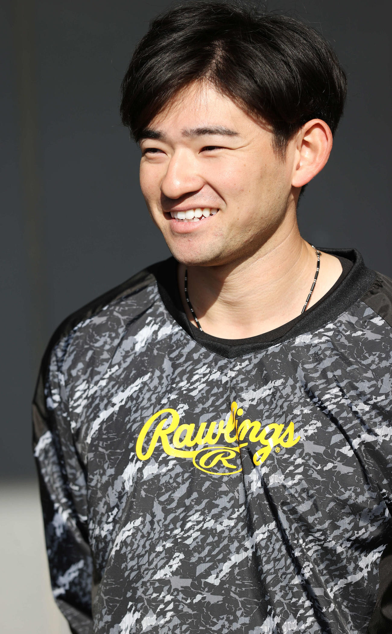 巨人新人合同自主トレ後、笑顔で取材に応じるドラフト2位萩尾（撮影・宮地輝）
