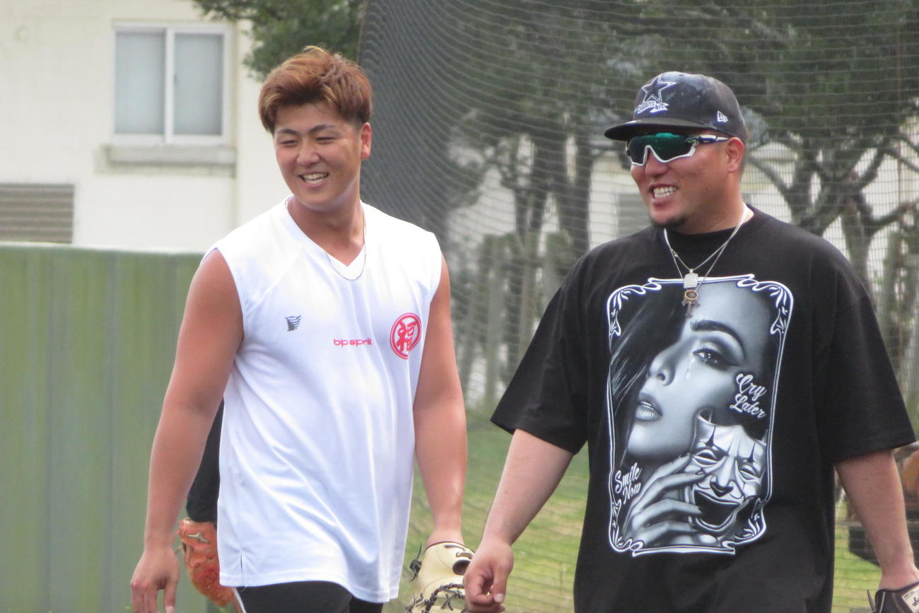 西武山川（右）の自主トレに参加するロッテ山口（撮影・金子真仁）