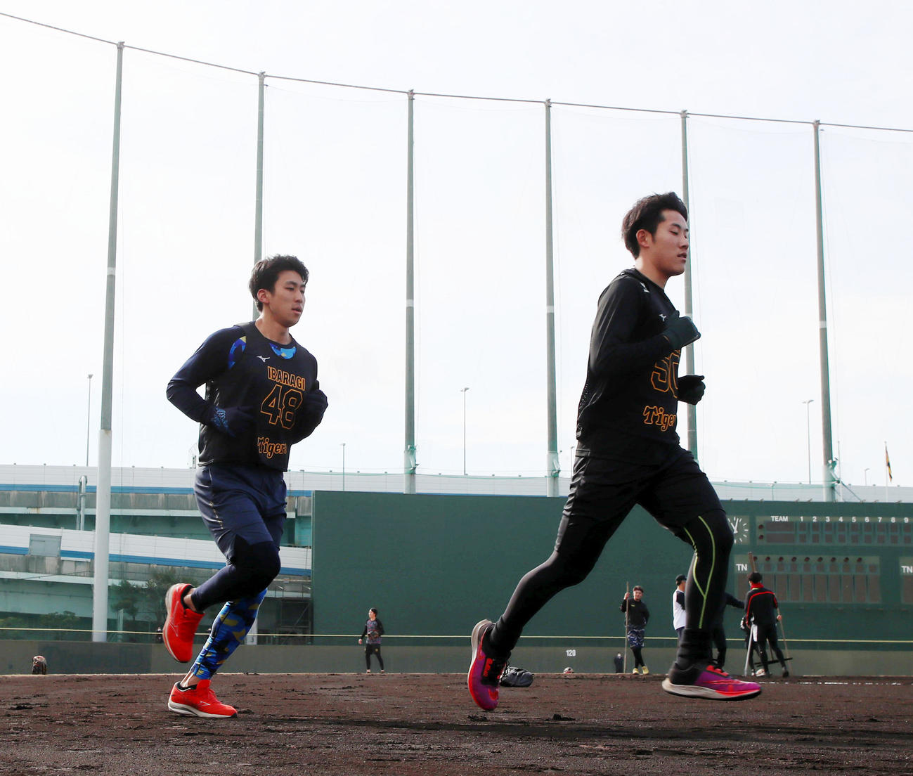 3000メートル走でグラウンドを周回する富田（右）と茨木（撮影・加藤哉）