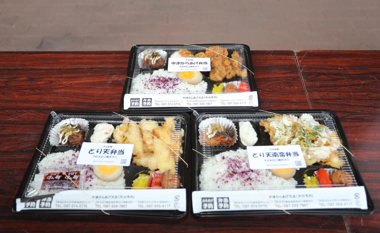 甲斐が報道陣へ差し入れたお弁当（撮影・屋方直哉）