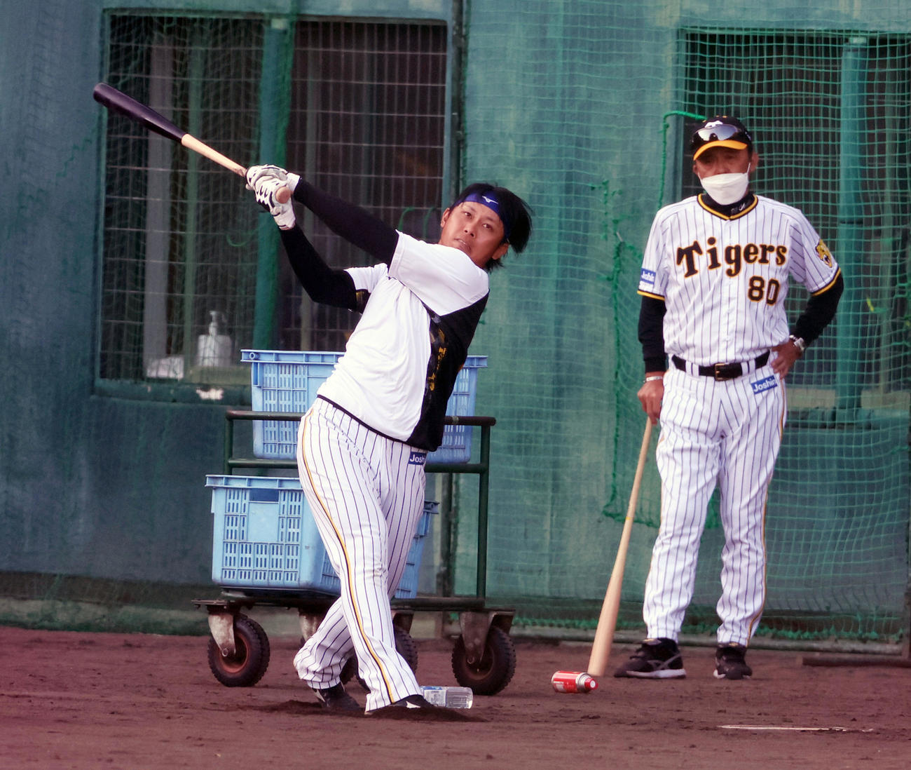 22年11月阪神秋季キャンプ、岡田監督（右）の見る前でロングティー打撃を行う高山